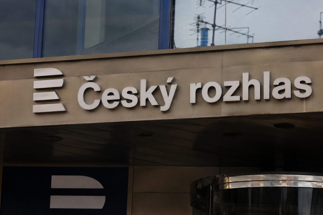 Nápis Český rozhlas na budově veřejnoprávního rozhlasu