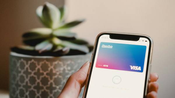 Skryté poplatky u bank a fintech aplikací, na které si dát pozor