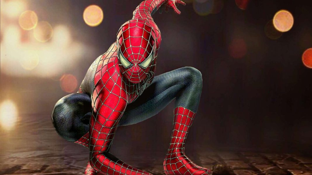 Postava Spider-Mana v červeno-modrém kostýmu v podřepu