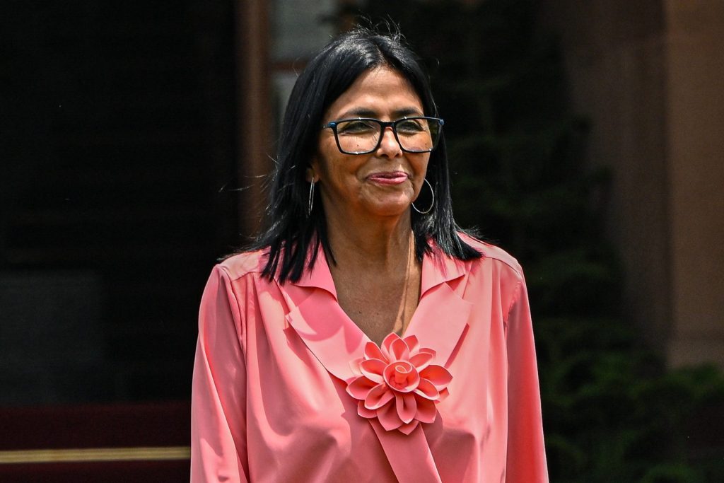 Venezuelská politička v růžovém oděvu a brýlích