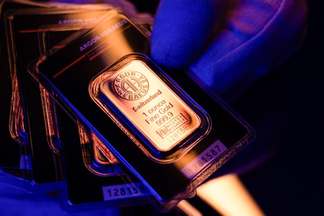 Zlato se blíží 4 400 dolarům, obchodníci zvažují další kroky Fedu
