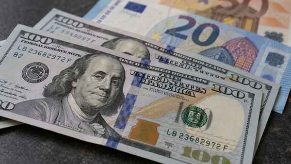 Dolar mírně posiluje, vůči euru zůstává poblíž dvouměsíčního maxima