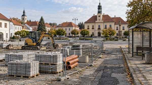 Analýza: Obce za 12 let odložily na účtech 358 miliard z přebytků
