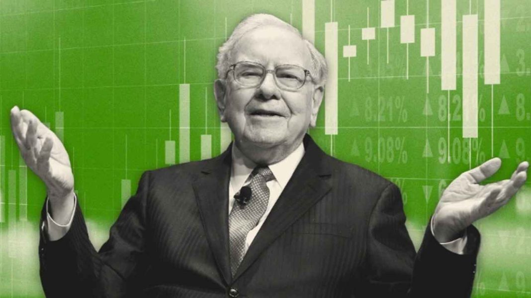 Warren Buffett s rozpaženýma rukama před zeleným pozadím s burzovním grafem.