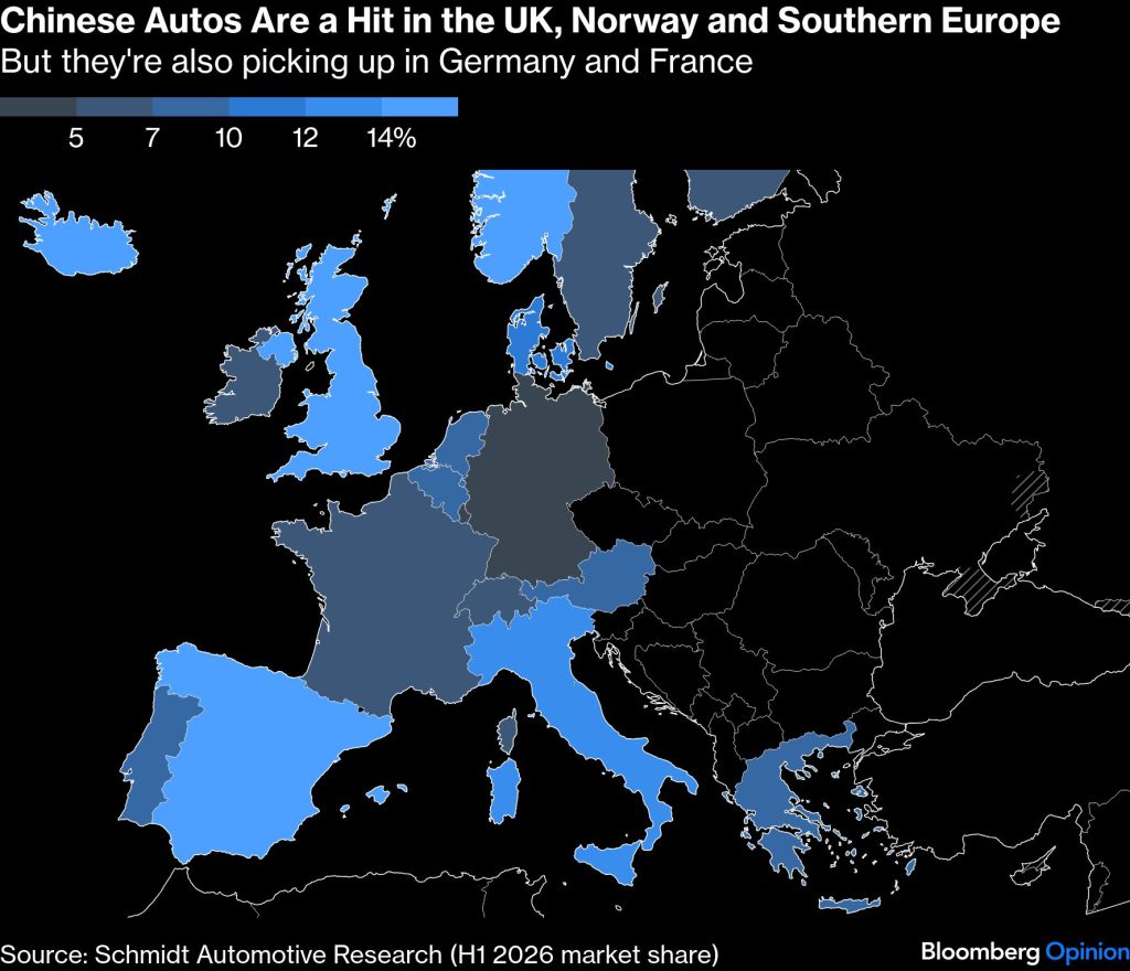 Mapa Bloomberg Opinion zobrazující podíl čínských automobilových značek v evropských zemích v první polovině roku 2026