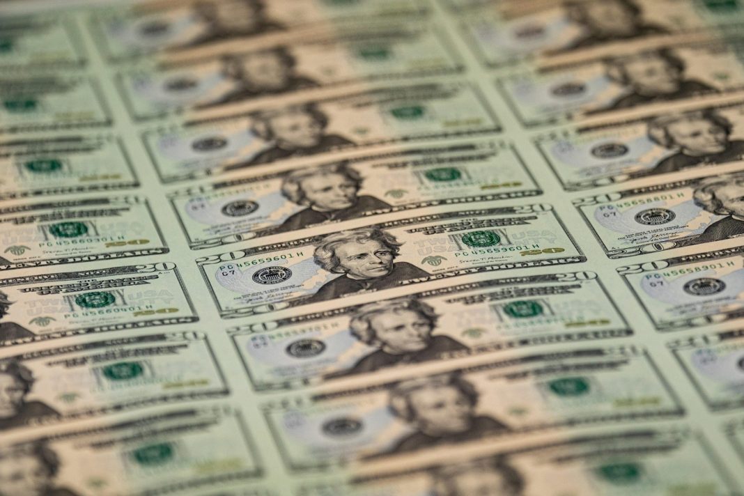 Dolar klesl nejníž od května po výrocích Wallera a růstu jenu
