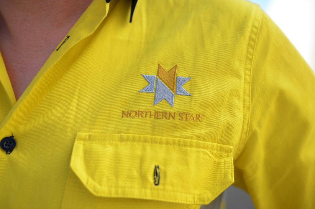 Výšivka loga Northern Star na žlutém pracovním oděvu