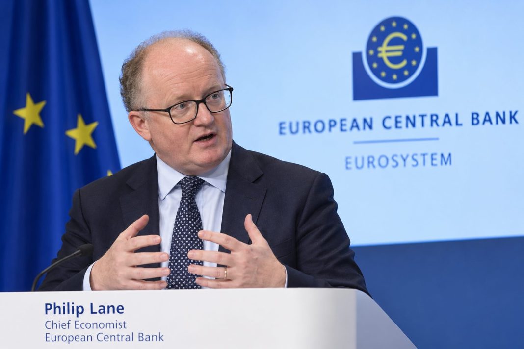 AI ilustrační zobrazení hlavního ekonoma ECB Philipa Lanea při vystoupení před symbolem Evropské centrální banky