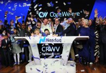Všichni jsme investoři do AI. A to je riziko Skupina lidí slaví uvedení společnosti CoreWeave na burzu Nasdaq