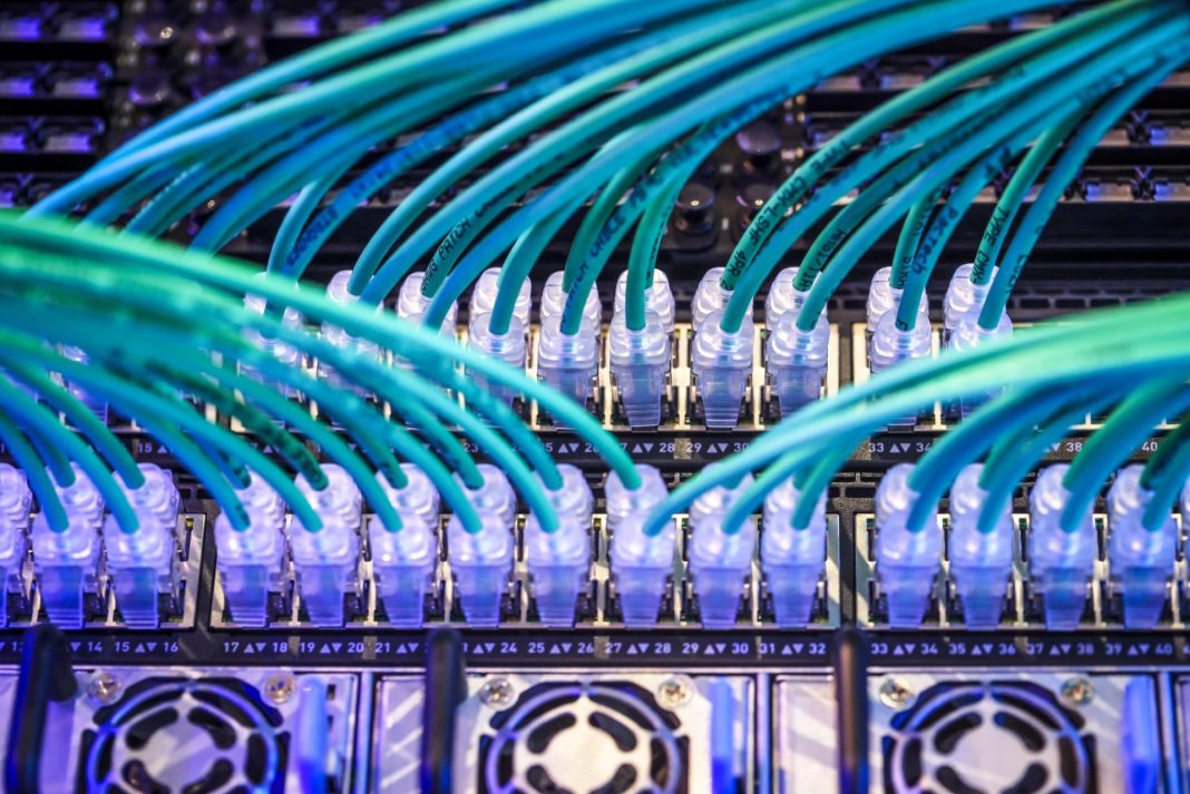 Síťové kabely zapojené do serverové infrastruktury v datovém centru