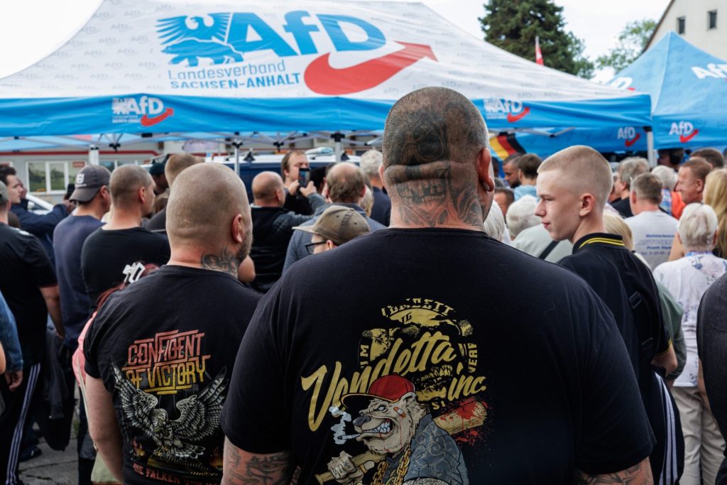 Dav lidí před stánkem AfD v Sasku-Anhaltsku