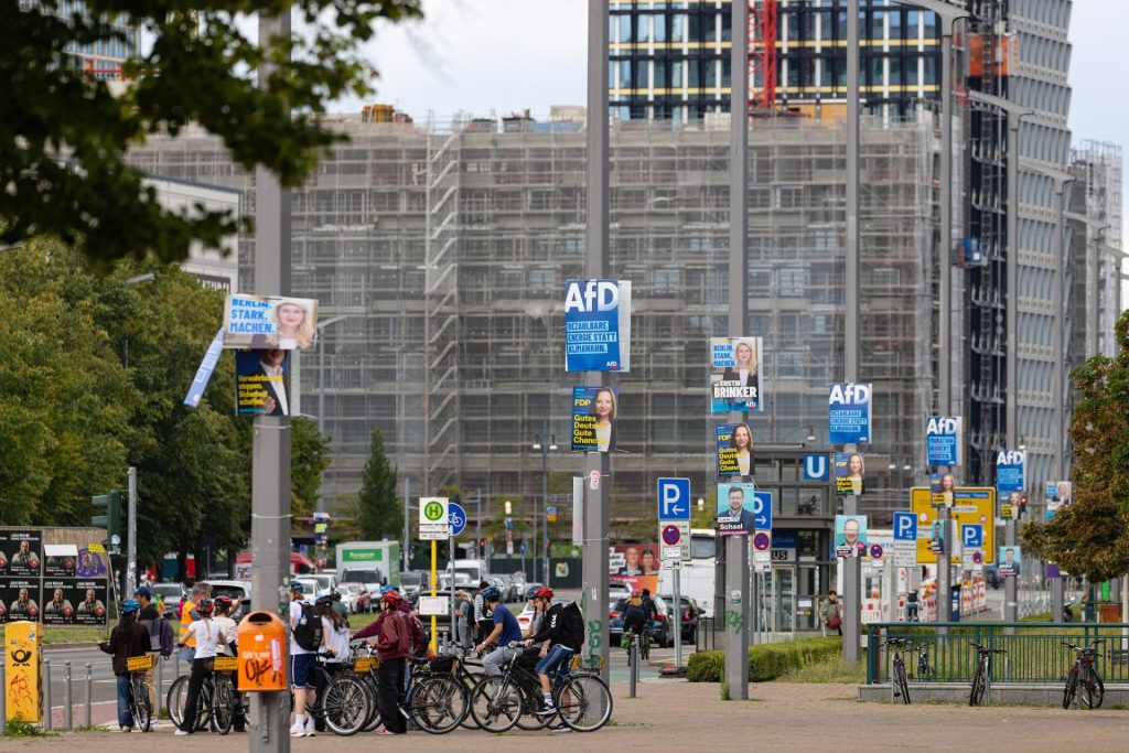 Ulice v Berlíně s předvolebními plakáty AfD a dalších německých stran
