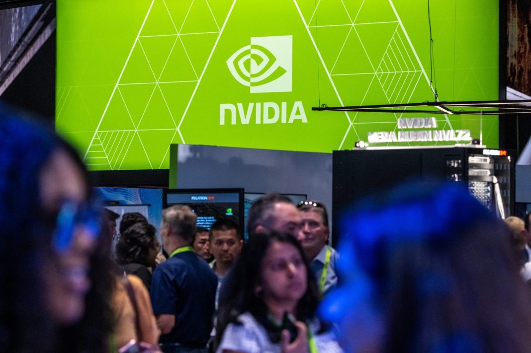 Stánek Nvidia s výrazným zeleným logem nad návštěvníky technologické akce