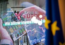 Technologická rally se zastavila, ropa ukončila čtyřdenní pokles Budova burzy Euronext s odrazy barevných tržních grafů ve skle