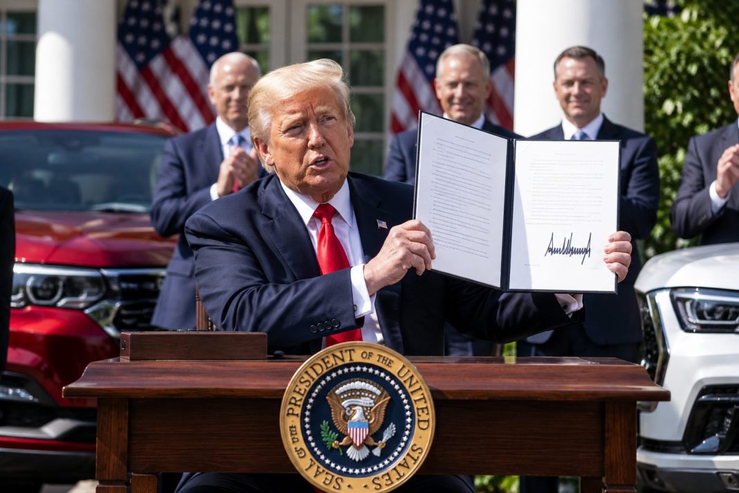 AI ilustrační zobrazení Donalda Trumpa při oznámení změn norem pro spotřebu automobilů