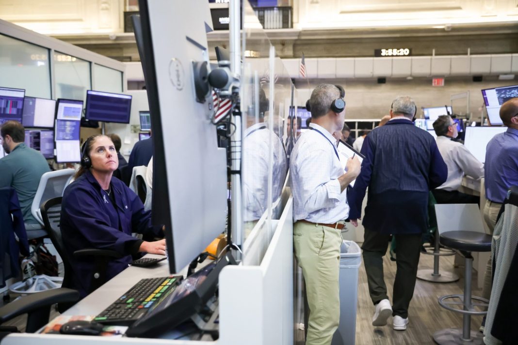 Akcie přešlapují, euro klesá kvůli problémům Evropy