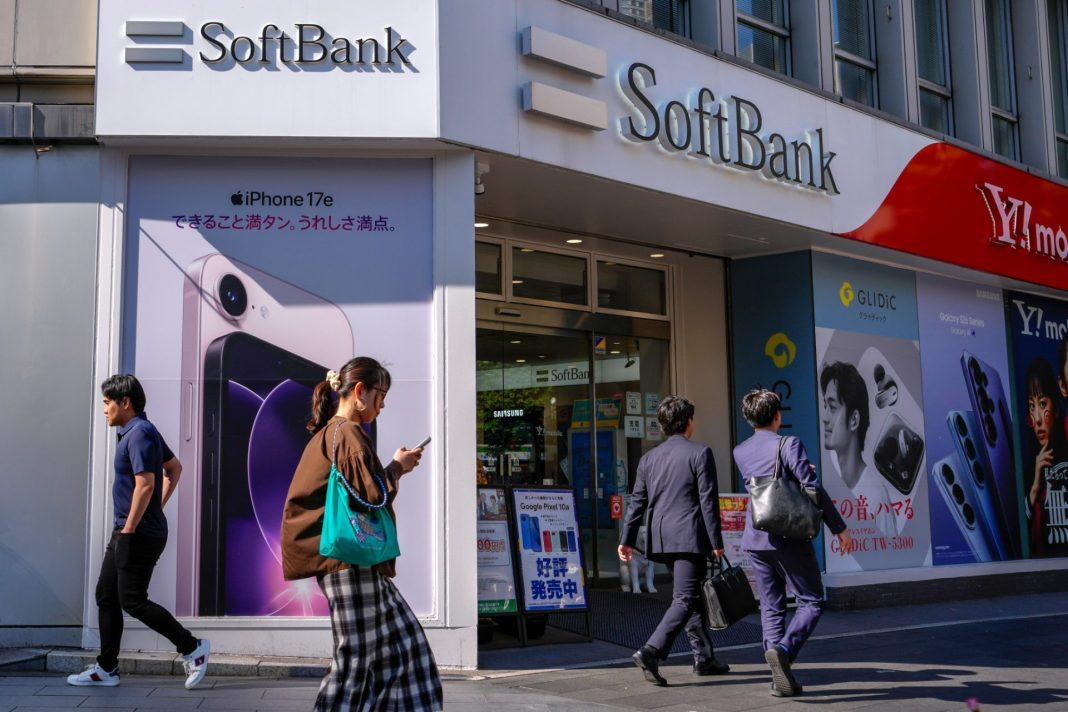 Akcie SoftBank těží ze sázek na AI navzdory úvěrovým rizikům