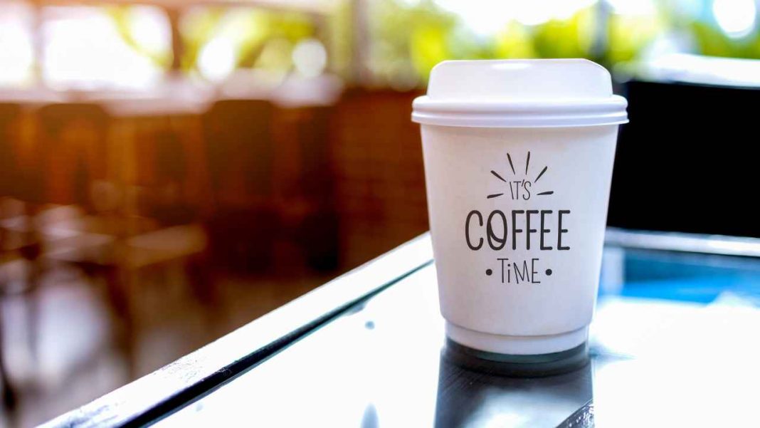 Káva voní, výčitky zůstávají. Co vám latte faktor řekne o penězích?
