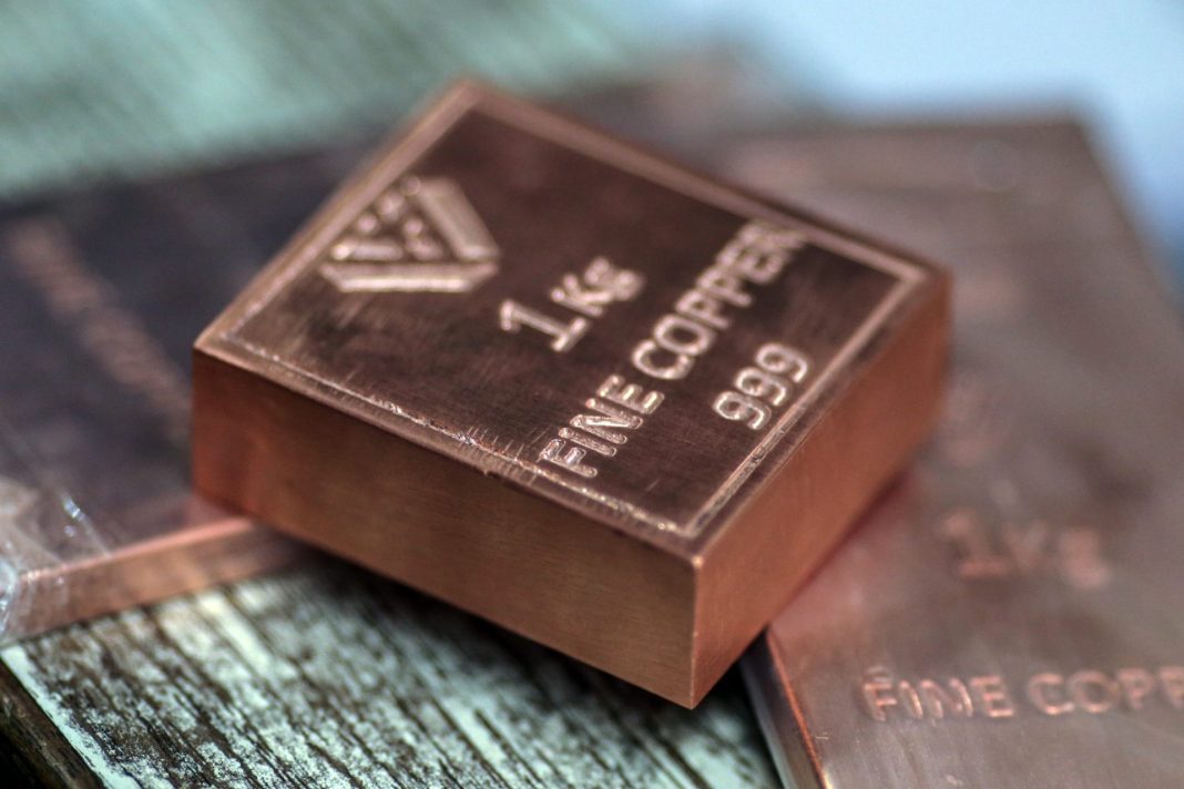 Měděný slitek o hmotnosti jednoho kilogramu s označením Fine Copper 999