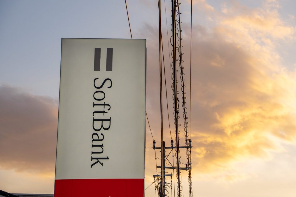 Logo SoftBank na vysokém poutači při západu slunce