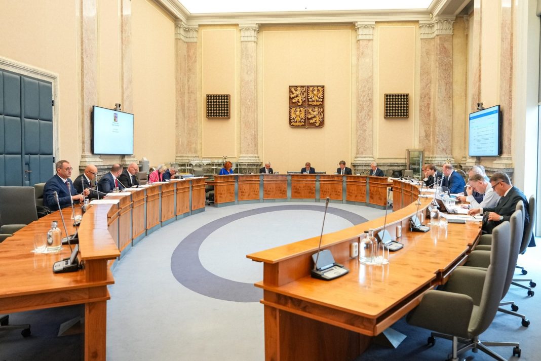 Financování asistentů pedagoga i sporná kulturní politika: Vláda dnes projedná klíčové změny